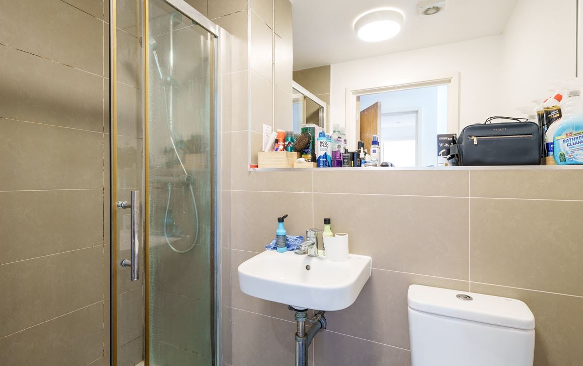 Flat Evesham Walk in Greater London