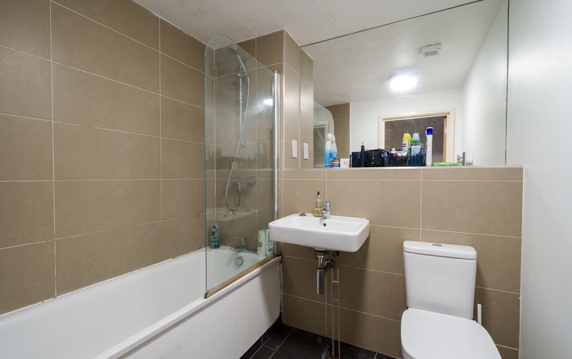 Flat Evesham Walk in Greater London
