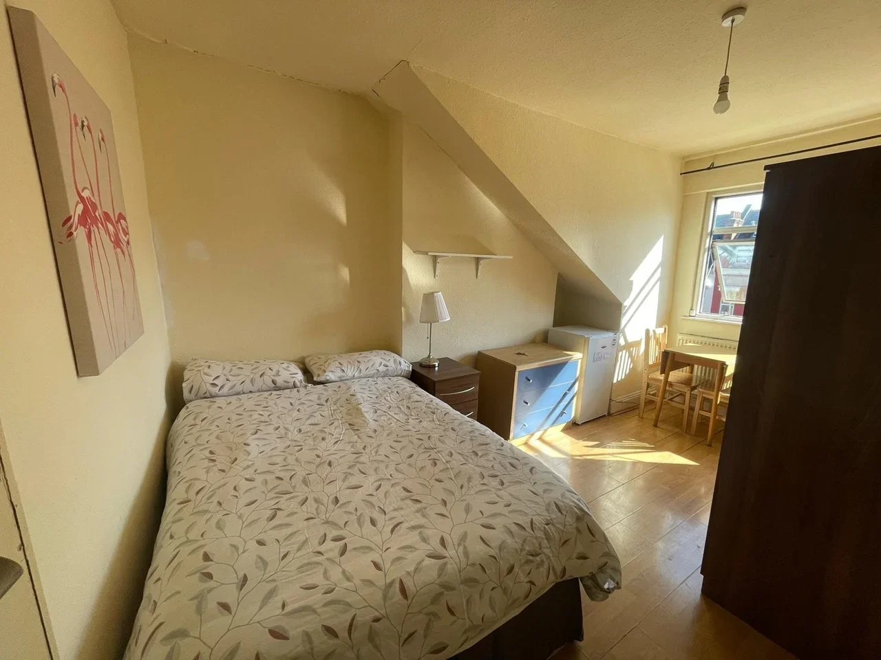 Room Chichele Road in Greater London