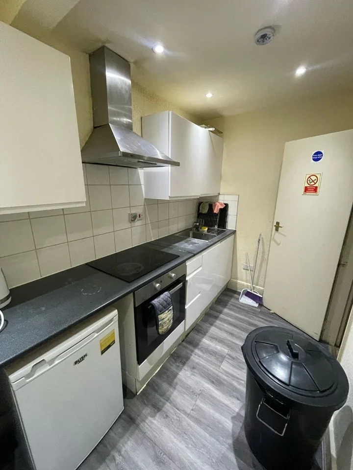 Room Chichele Road in Greater London