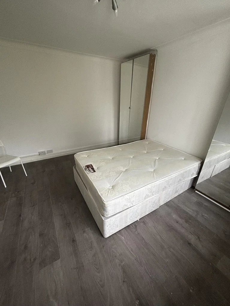 Room Rowsley Avenue in Greater London