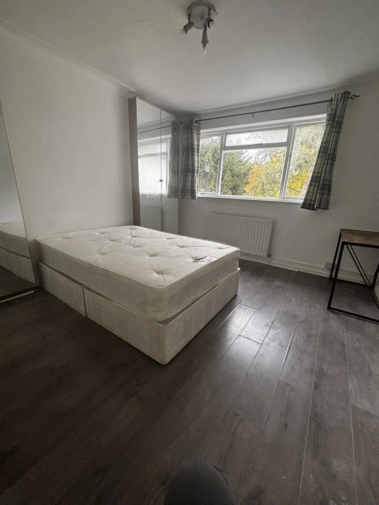 Room Rowsley Avenue in Greater London