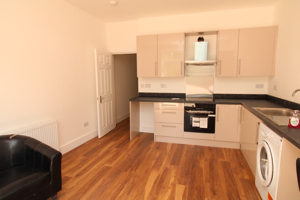 Flat Woodfield Road in Birmingham