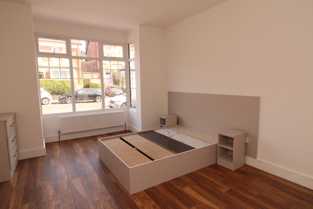 Flat Woodfield Road in Birmingham