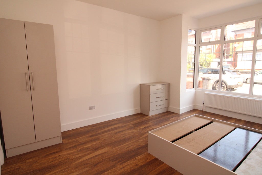 Flat Woodfield Road in Birmingham