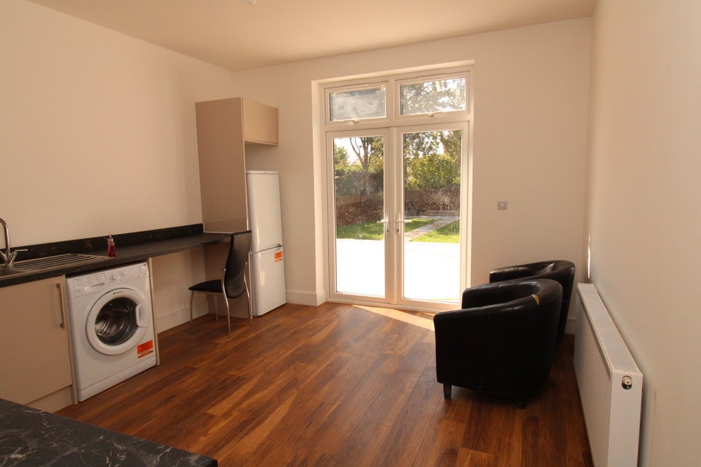 Flat Woodfield Road in Birmingham
