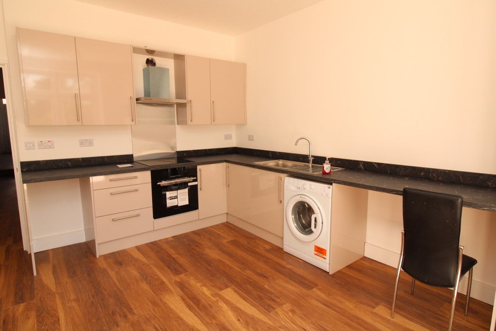 Flat Woodfield Road in Birmingham