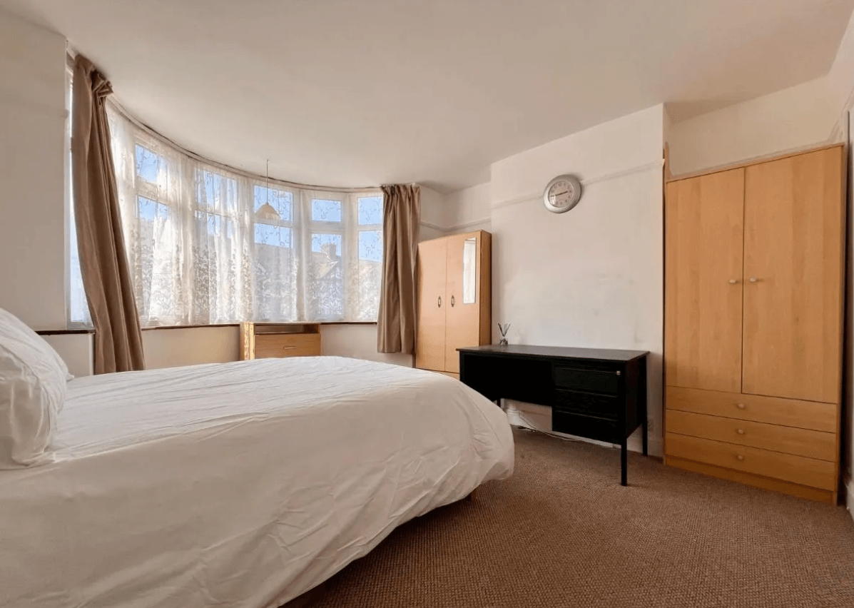 Flat Cairnfield Avenue in London