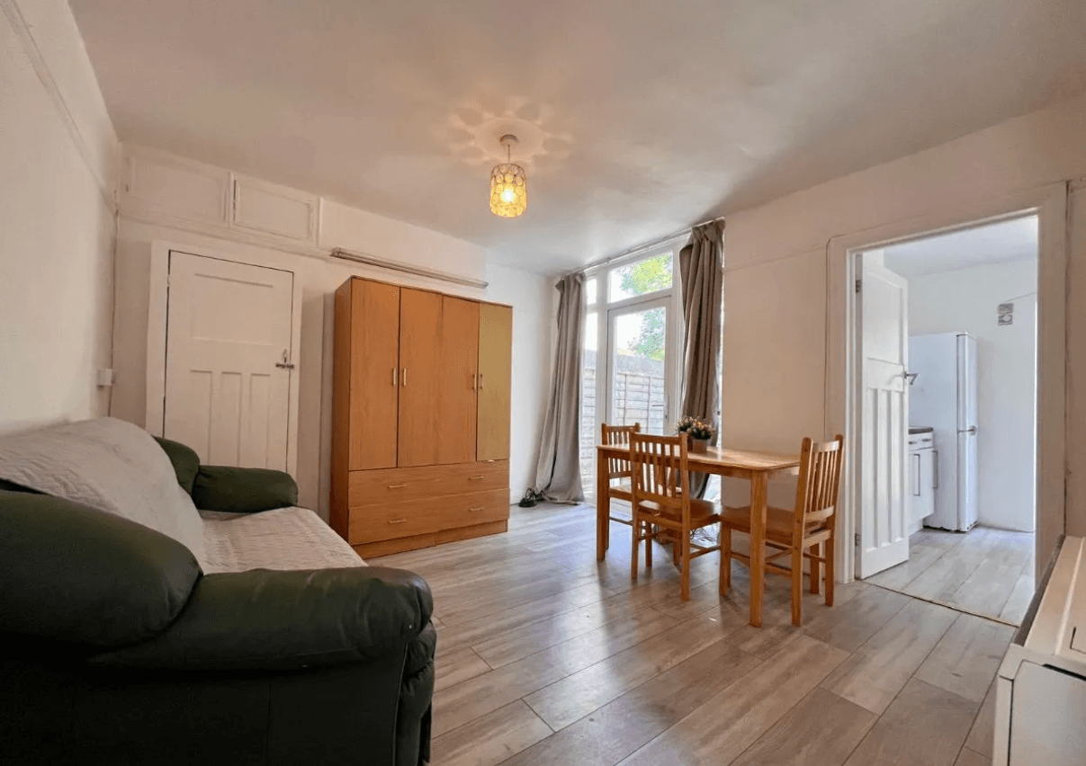 Flat Cairnfield Avenue in London