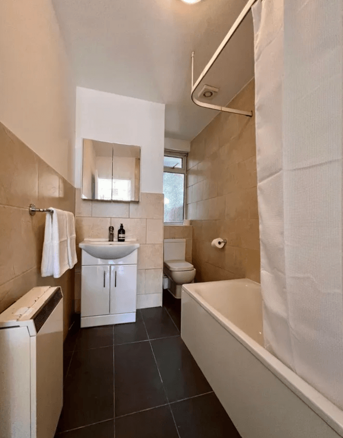 Flat Cairnfield Avenue in London