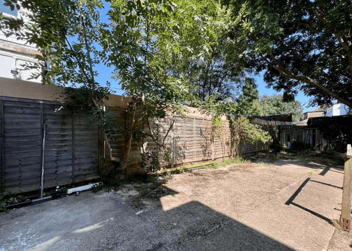 Flat Cairnfield Avenue in London