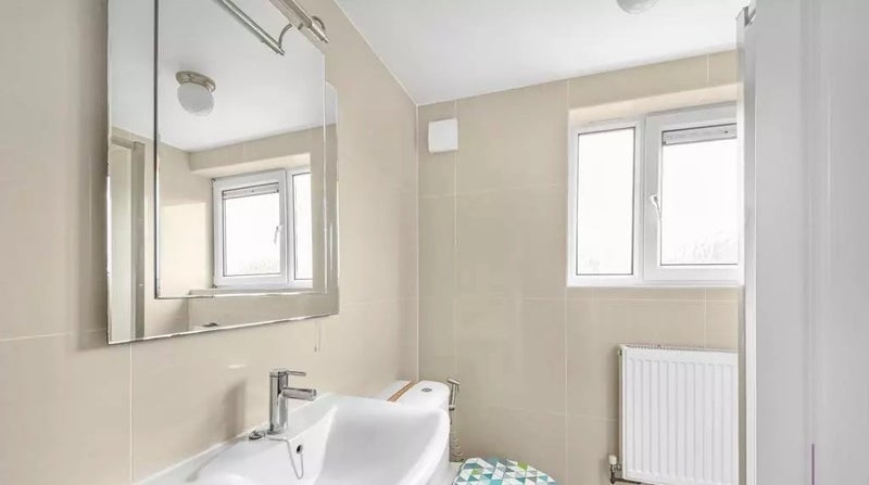 Room Humber Road in Greater London