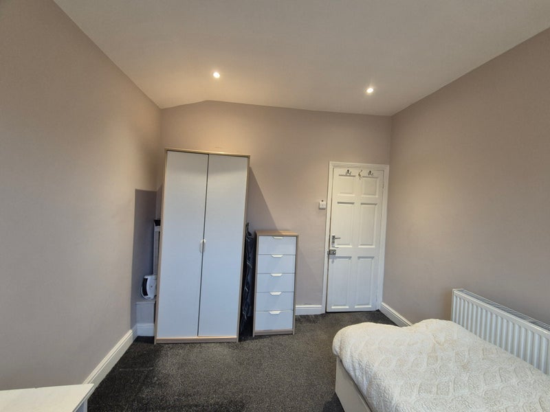 Room Arnold Road in Greater London