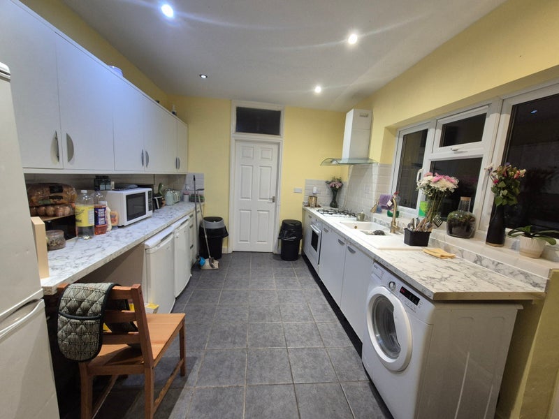 Room Arnold Road in Greater London