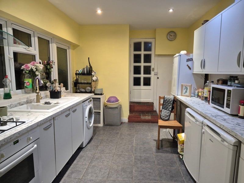 Room Arnold Road in Greater London