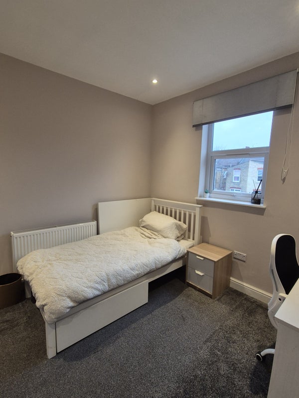 Room Arnold Road in Greater London