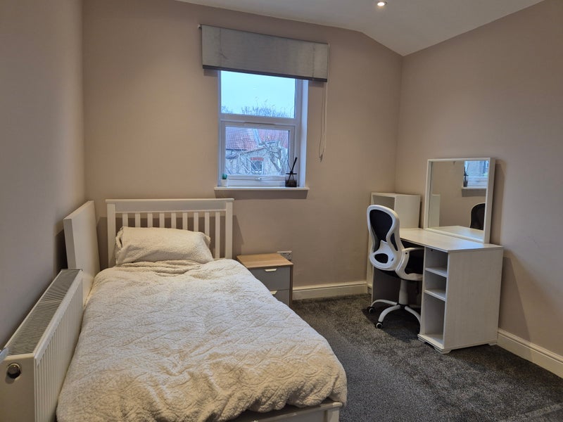 Room Arnold Road in Greater London