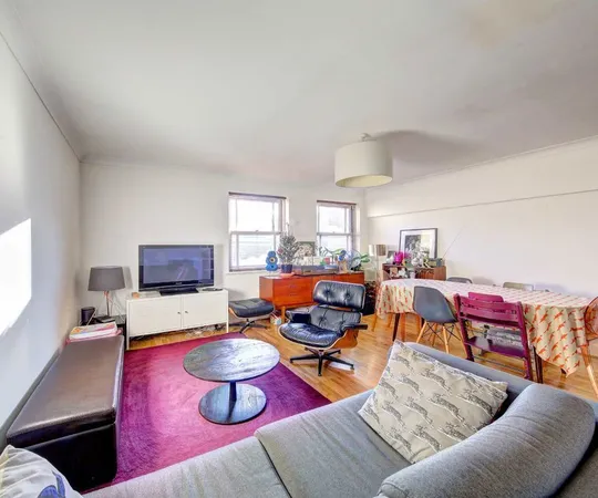 Flat Deerhurst Crescent in Greater London
