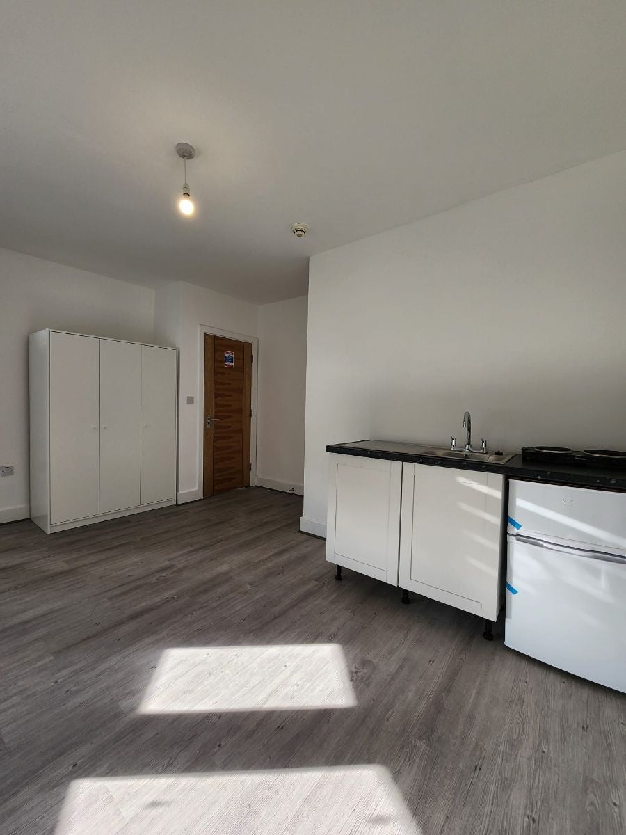 Flat Elmstead Avenue in Greater London