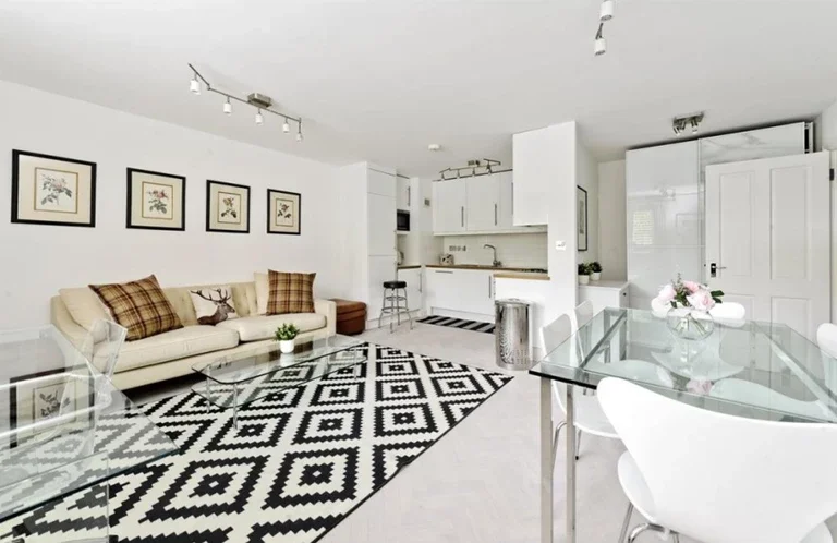 Flat Hammersmith Road in Greater London