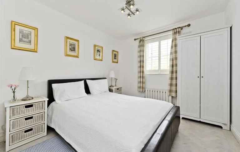 Flat Hammersmith Road in Greater London