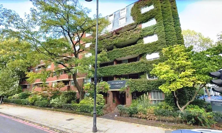 Flat Hammersmith Road in Greater London