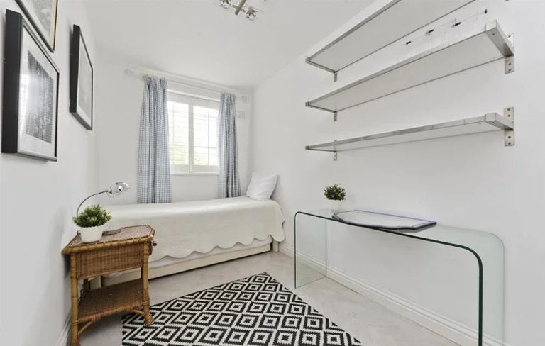 Flat Hammersmith Road in Greater London
