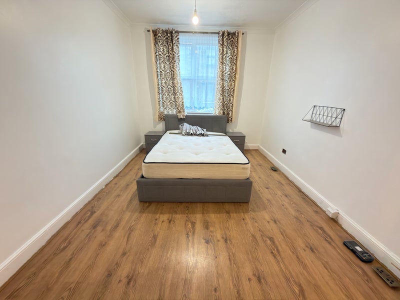 Flat Regal Row in Greater London