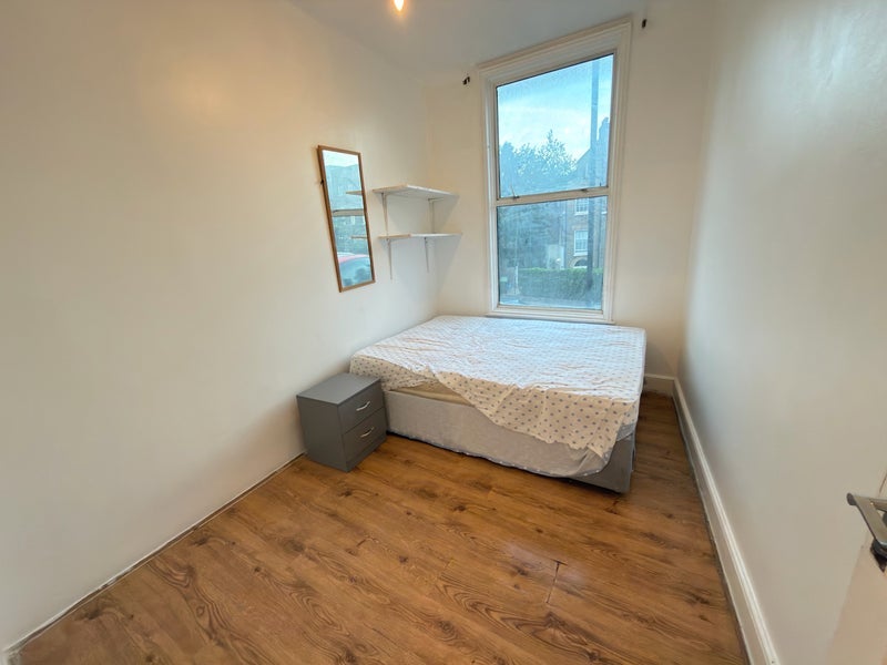 Flat Regal Row in Greater London