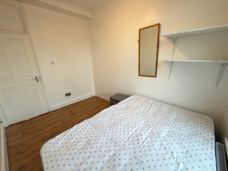 Flat Regal Row in Greater London