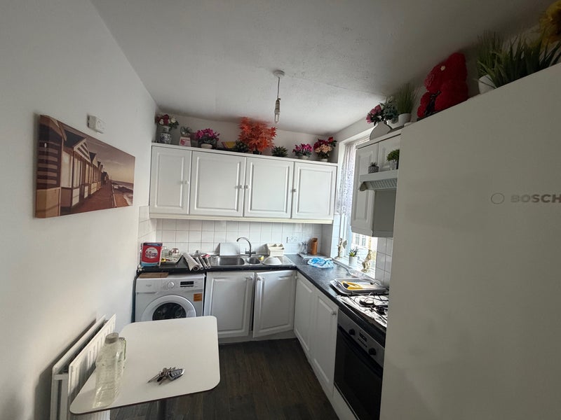 Flat Regal Row in Greater London