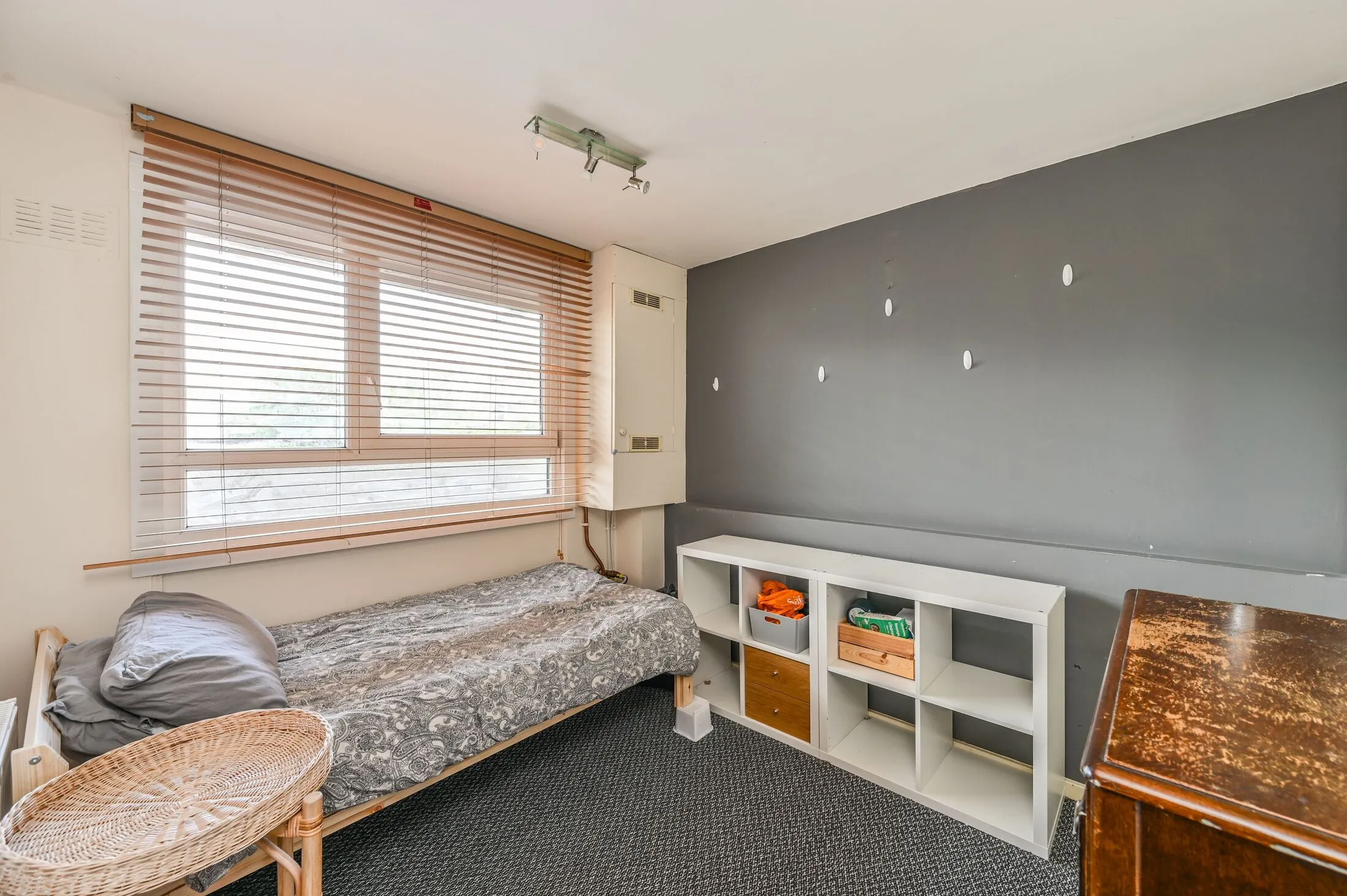 Flat Yelverton Road in Greater London