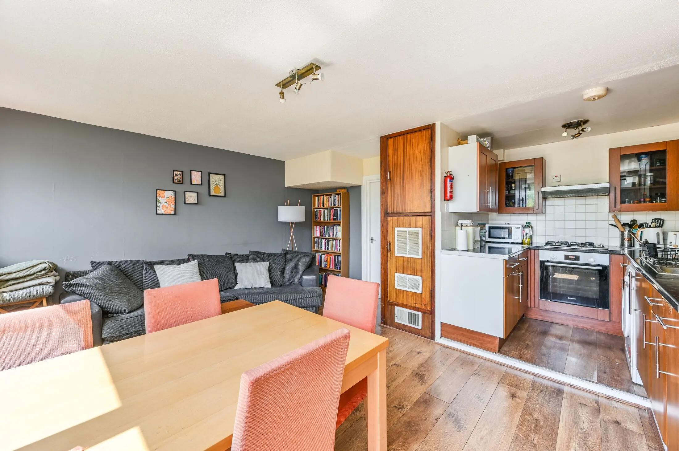 Flat Yelverton Road in Greater London