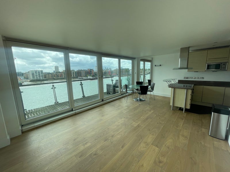 Room Wapping High Street in Greater London