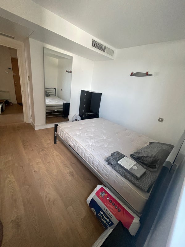 Room Wapping High Street in Greater London