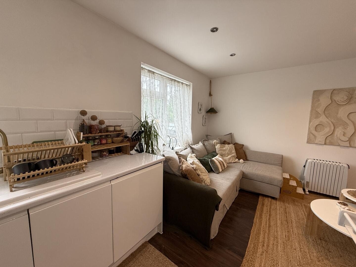 Flat Ballards Lane in Greater London