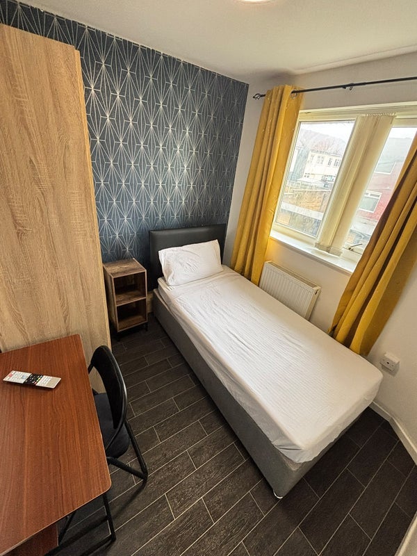 Room Stuart Grove in Liverpool