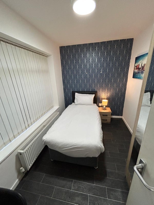 Room Stuart Grove in Liverpool