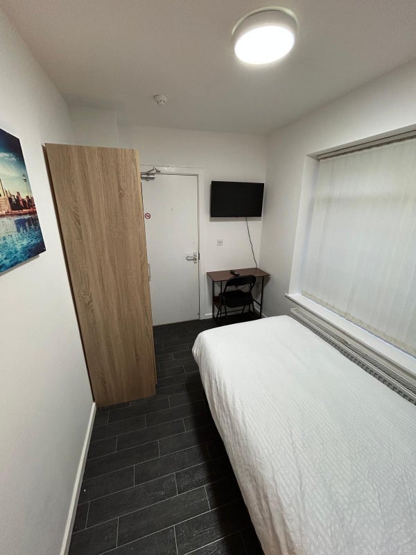 Room Stuart Grove in Liverpool