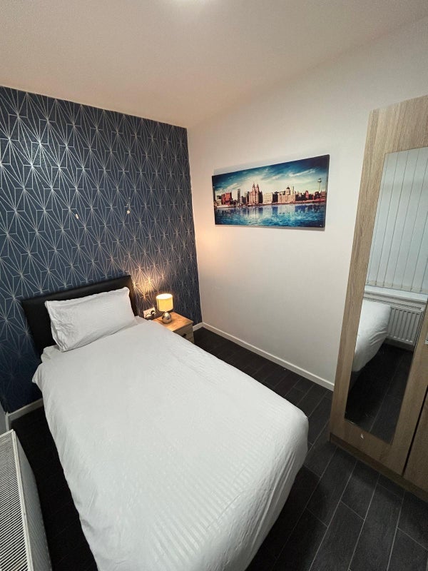 Room Stuart Grove in Liverpool