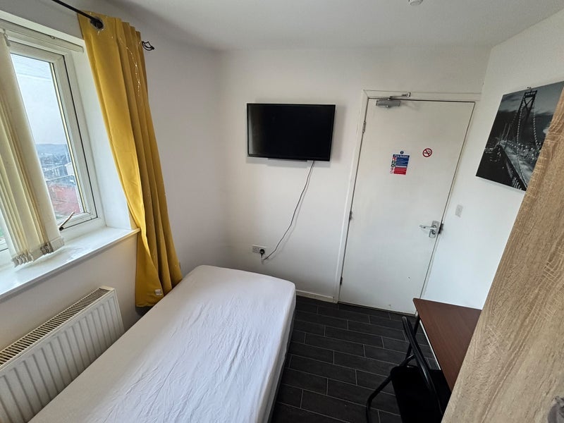 Room Stuart Grove in Liverpool