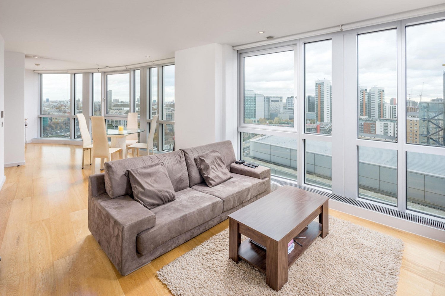 Flat Fairmont Avenue in Greater London