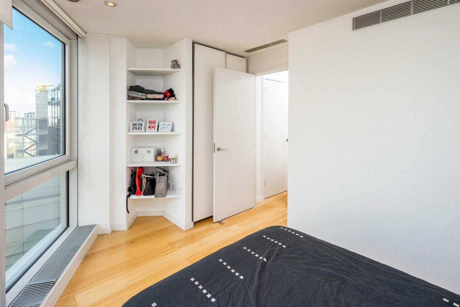 Flat Fairmont Avenue in Greater London
