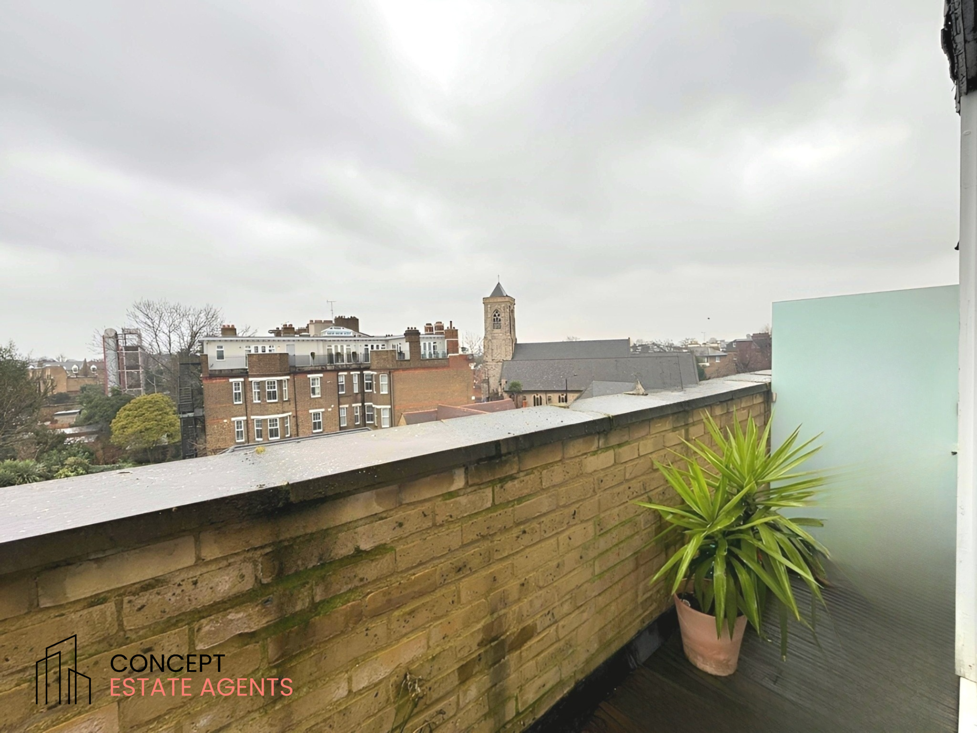 Flat Glenburnie Road in Greater London