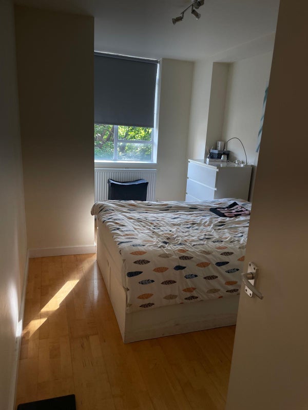 Room Shepherds Bush Road in Greater London