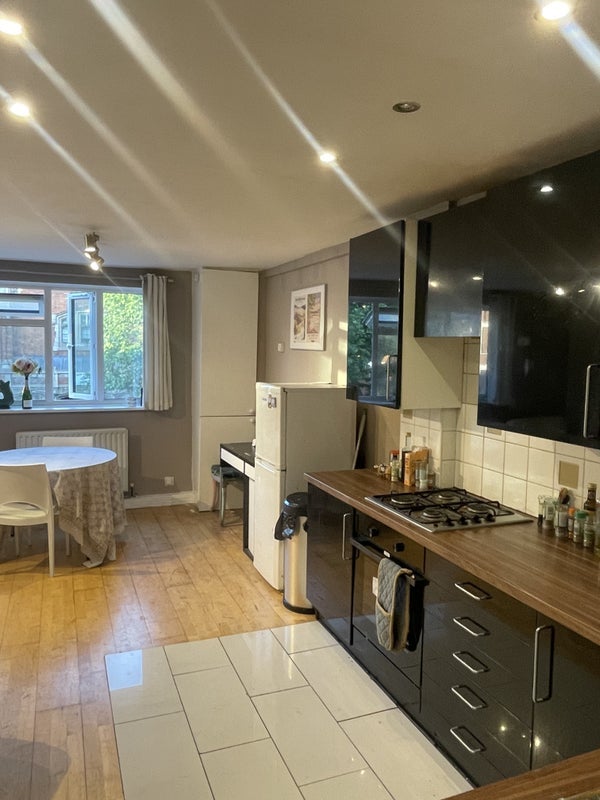 Room Shepherds Bush Road in Greater London