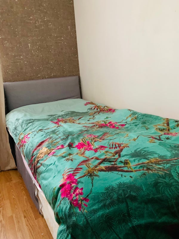 Room Burnside Avenue in Greater London