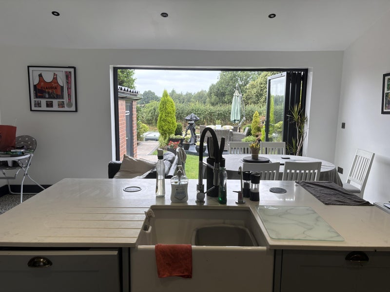 Room Tadman Grove in Trafford