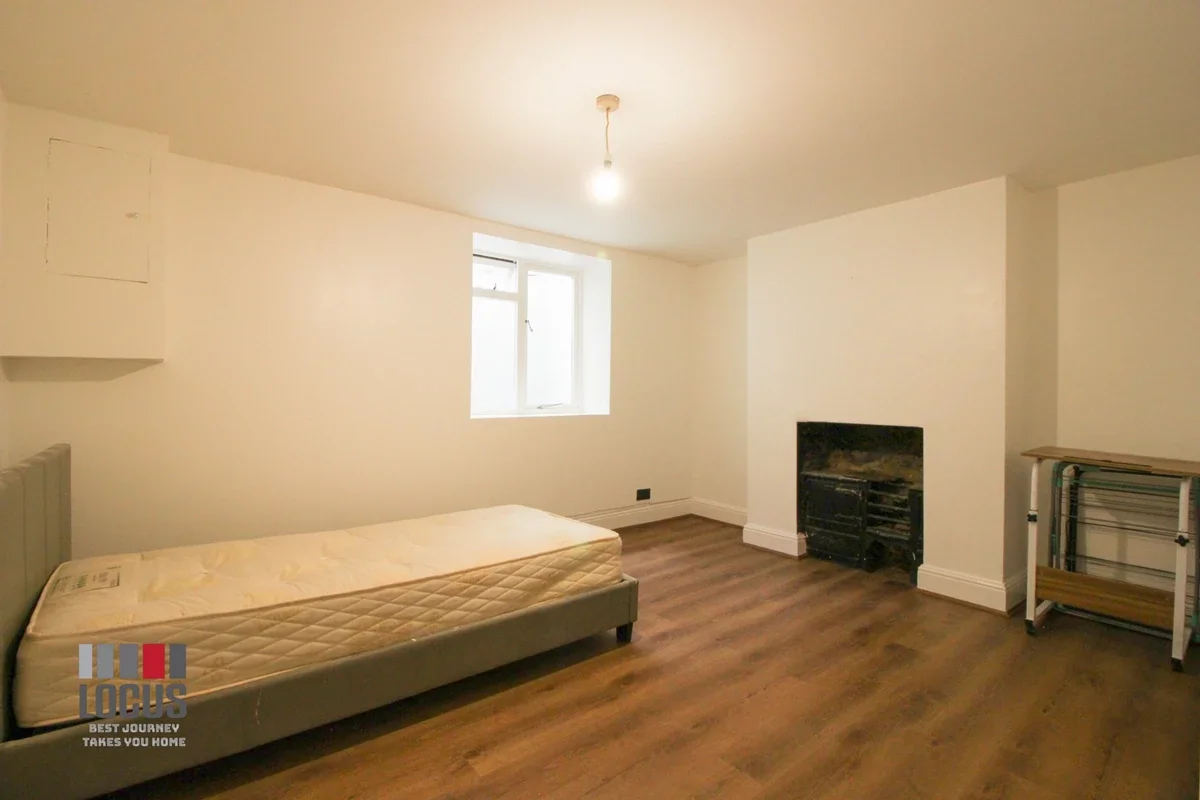 Flat Victoria Park Road in Greater London