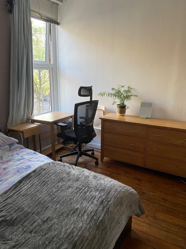 Room 1st Avenue in Greater London